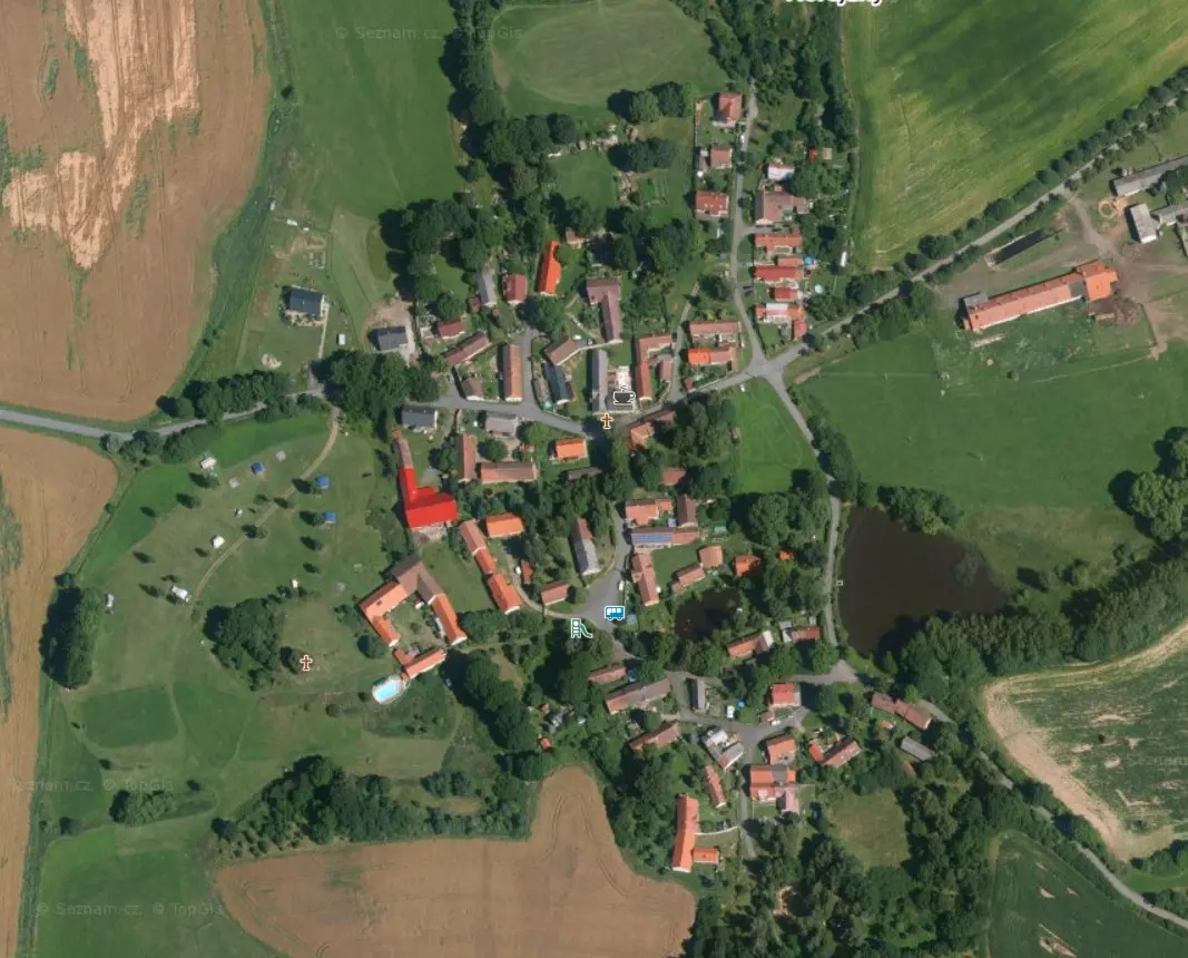 Luchtfoto, camping, zu verkaufen in Tsjechie, met Schwimmbecken.